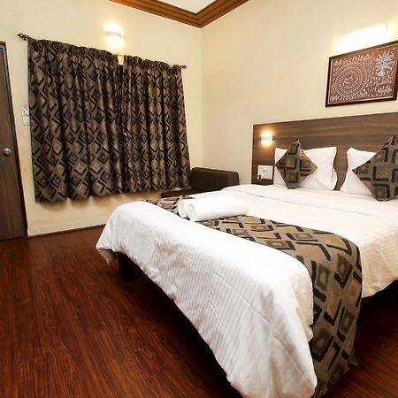 Westend Hotel Matheran Esterno foto