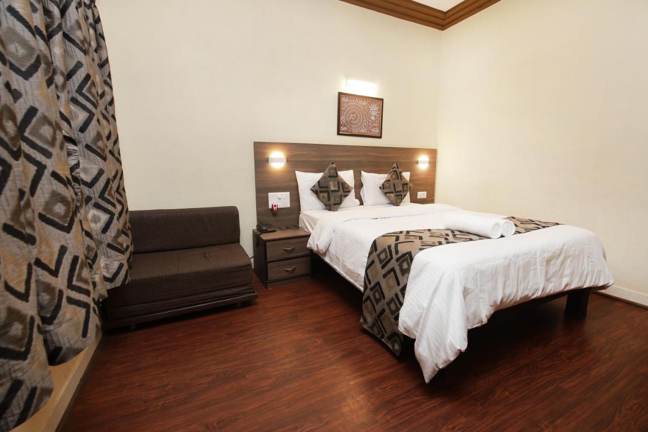 Westend Hotel Matheran Esterno foto