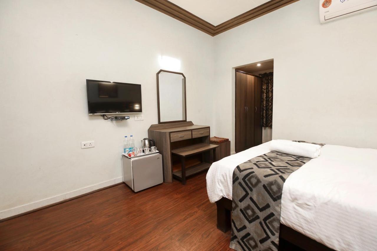 Westend Hotel Matheran Esterno foto