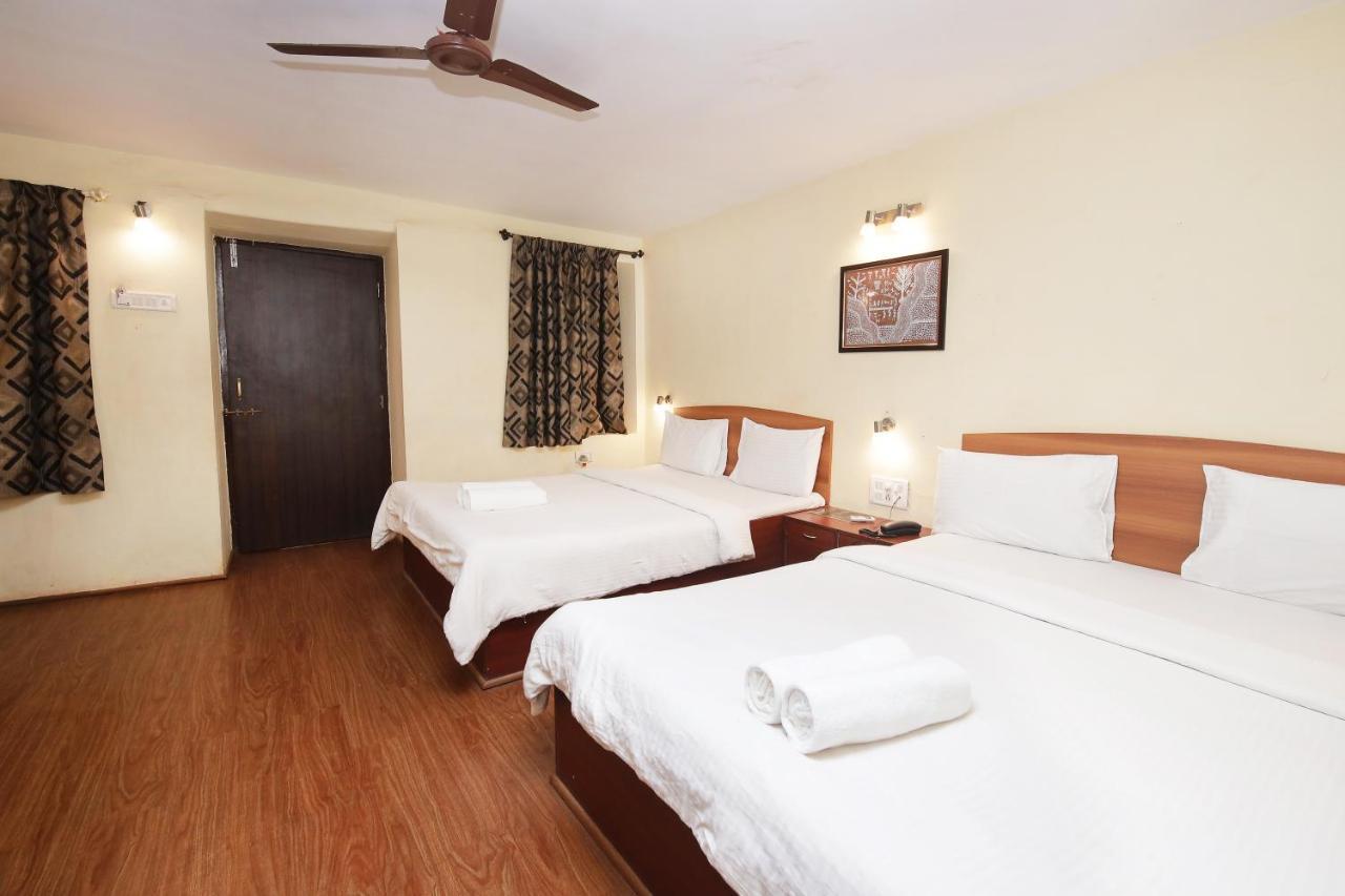 Westend Hotel Matheran Esterno foto