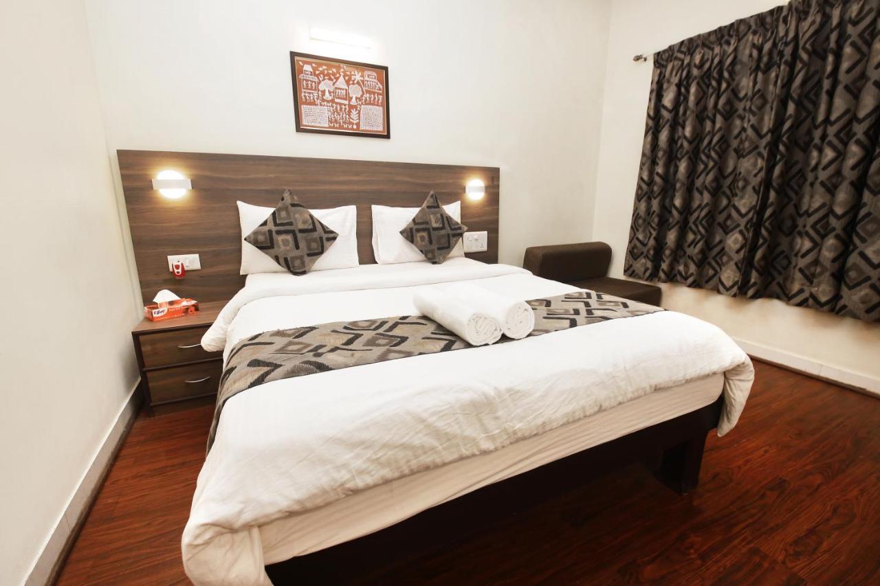Westend Hotel Matheran Esterno foto