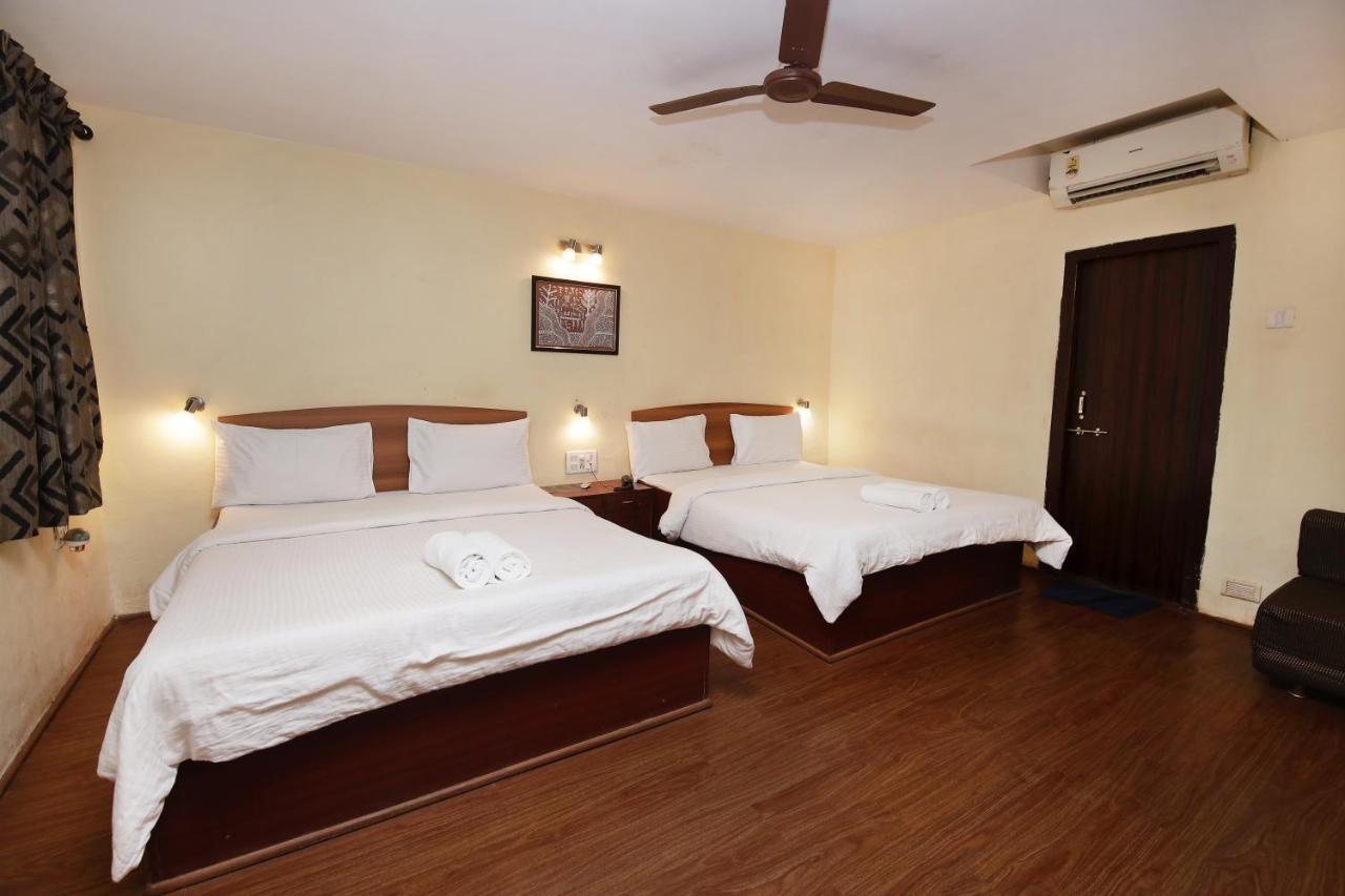 Westend Hotel Matheran Esterno foto