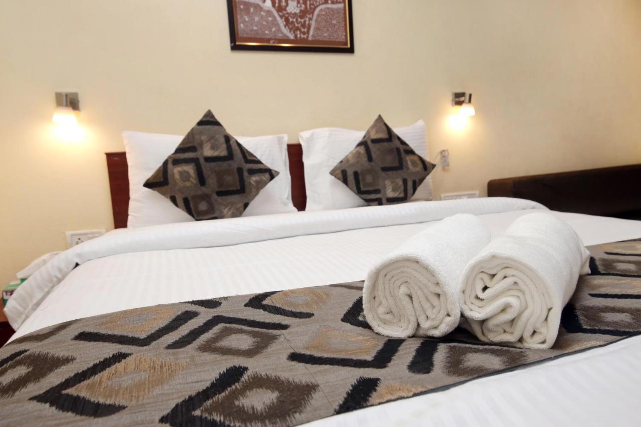 Westend Hotel Matheran Esterno foto