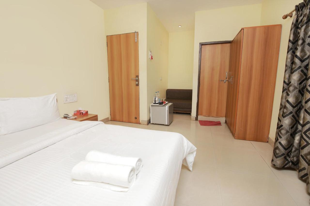 Westend Hotel Matheran Esterno foto