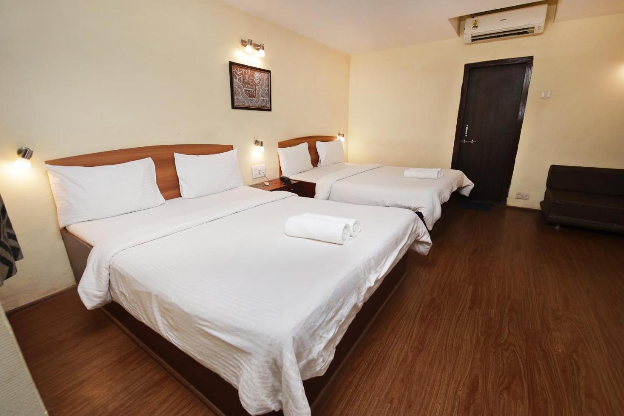 Westend Hotel Matheran Esterno foto