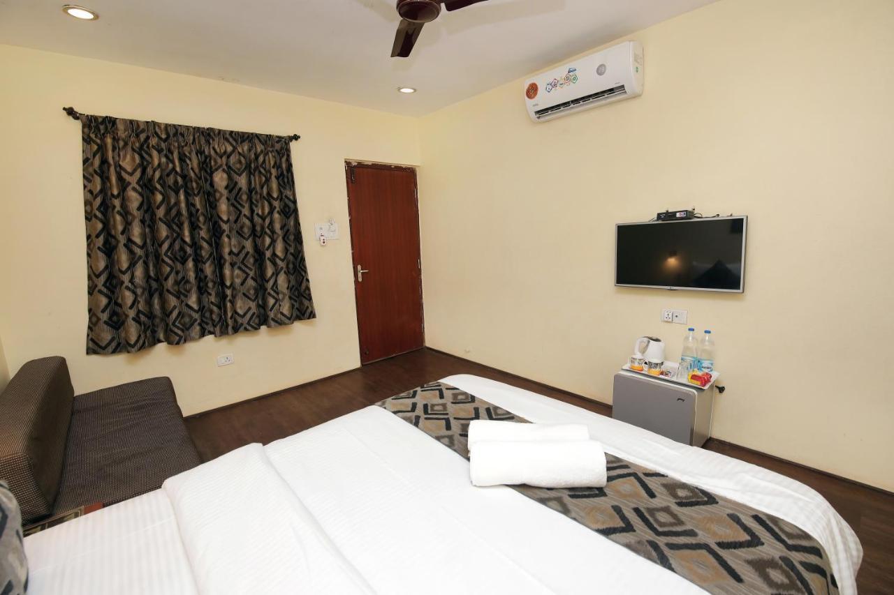 Westend Hotel Matheran Esterno foto