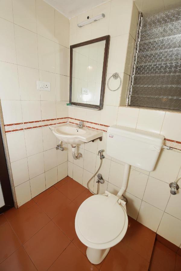 Westend Hotel Matheran Esterno foto