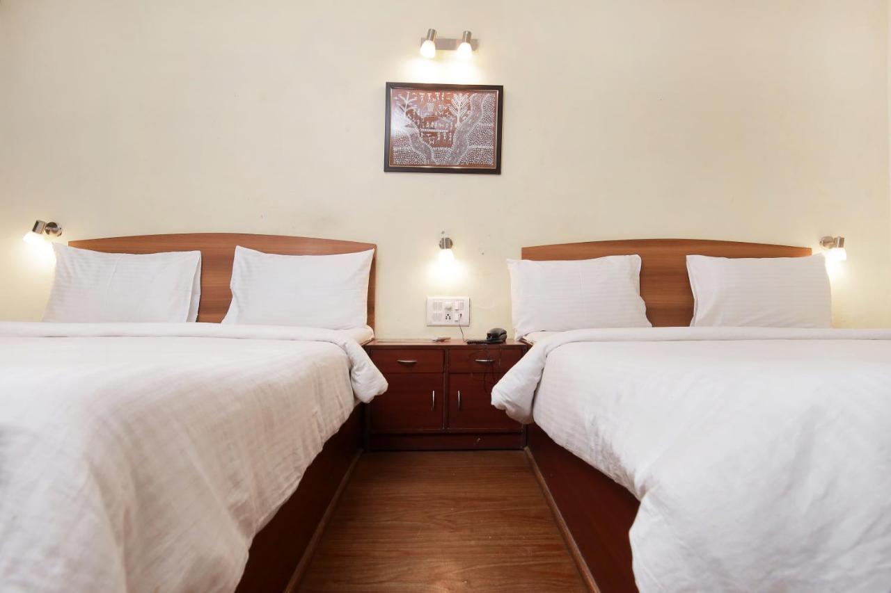 Westend Hotel Matheran Esterno foto