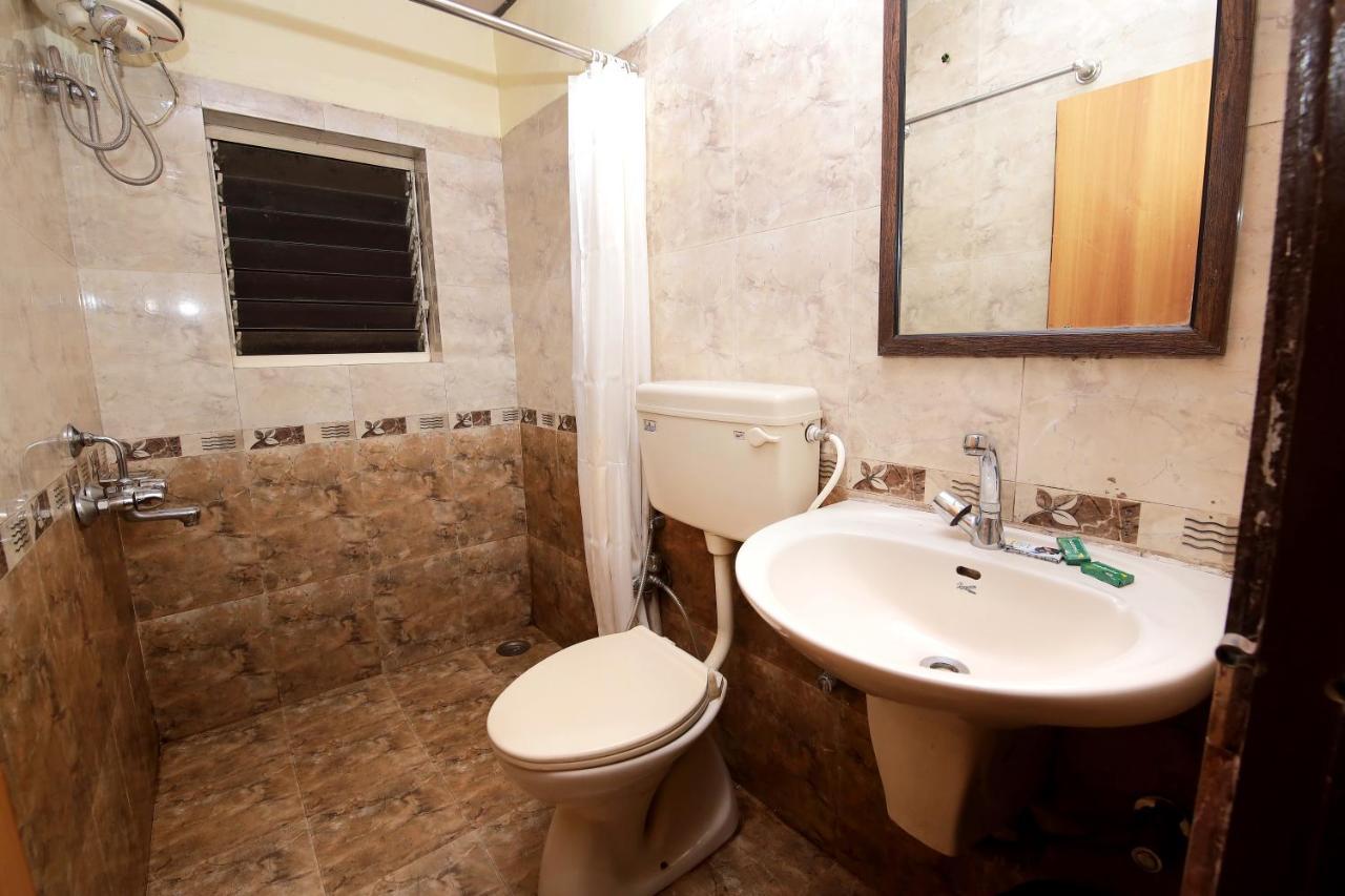 Westend Hotel Matheran Esterno foto