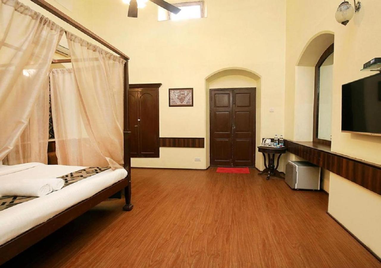 Westend Hotel Matheran Esterno foto