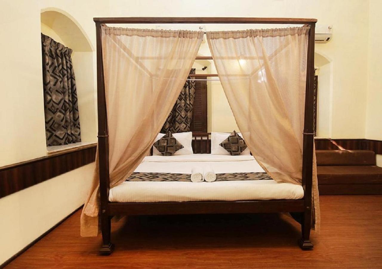 Westend Hotel Matheran Esterno foto