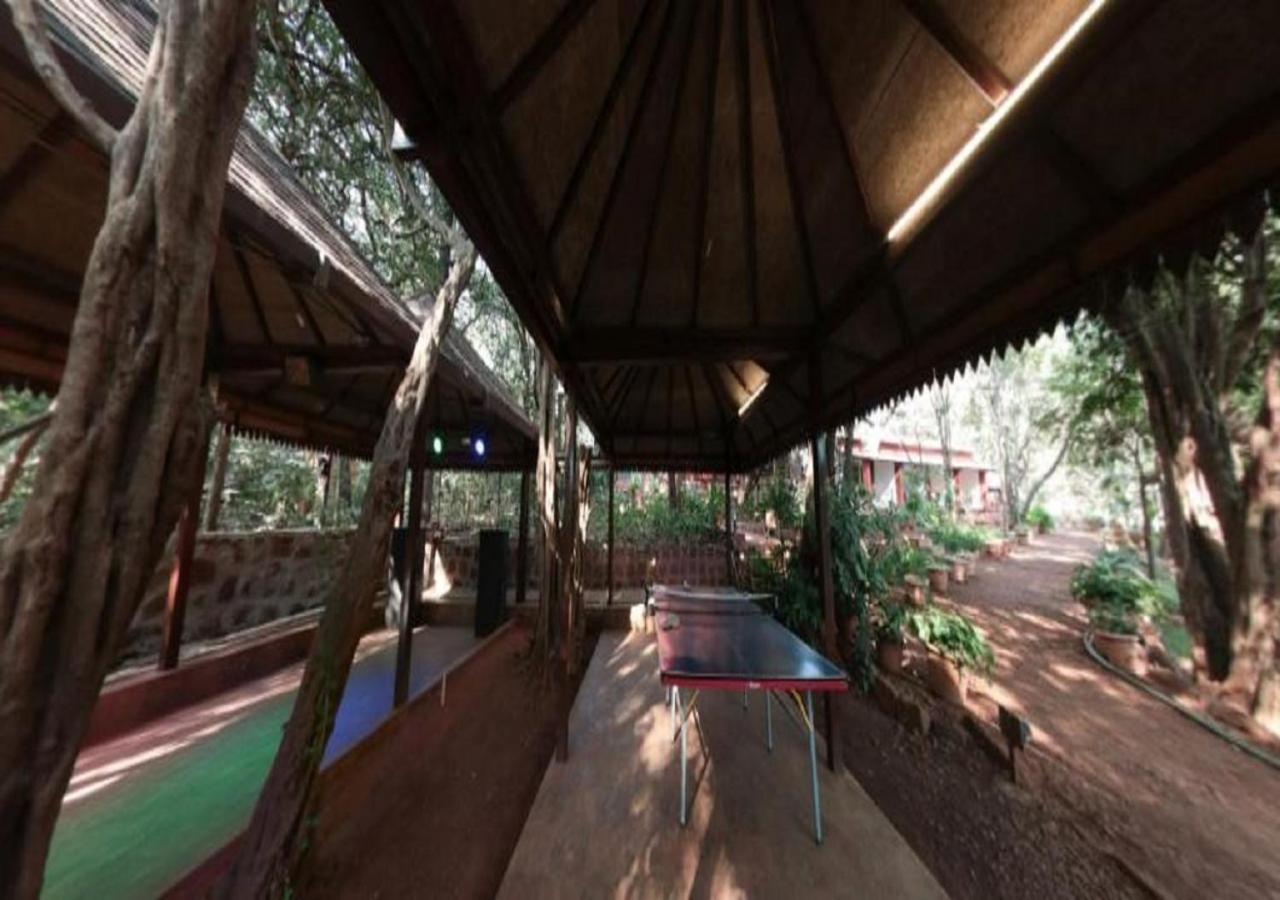 Westend Hotel Matheran Esterno foto
