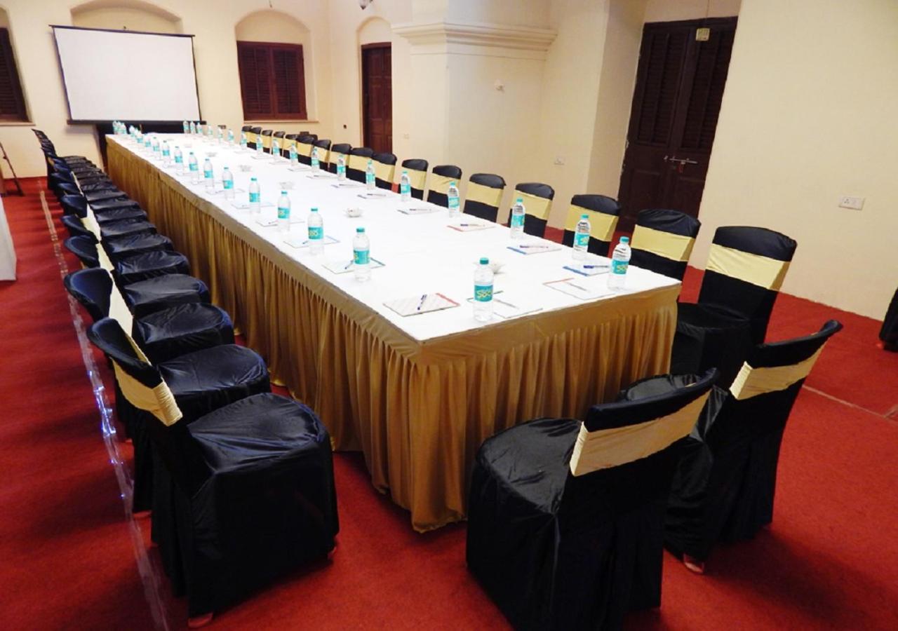 Westend Hotel Matheran Esterno foto