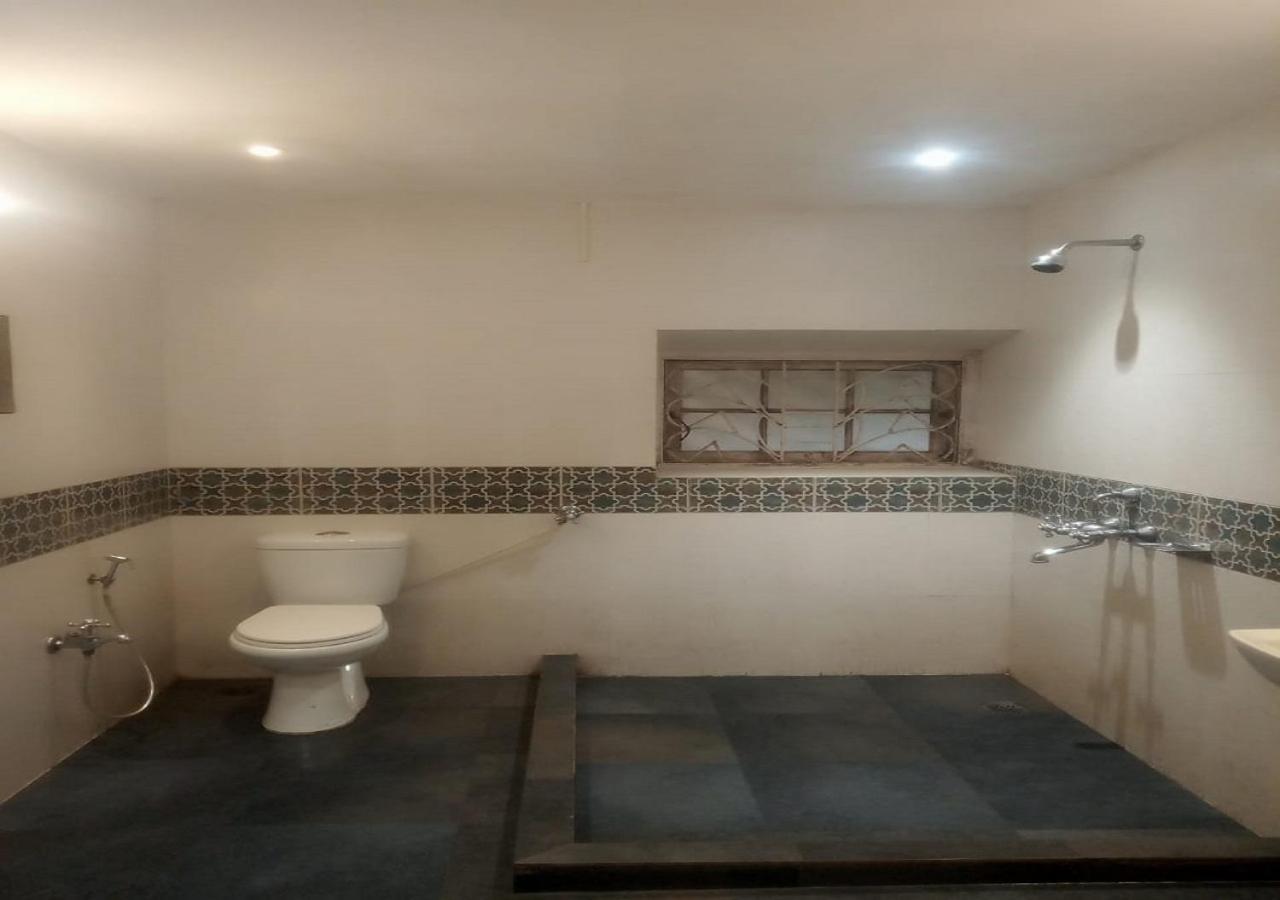 Westend Hotel Matheran Esterno foto