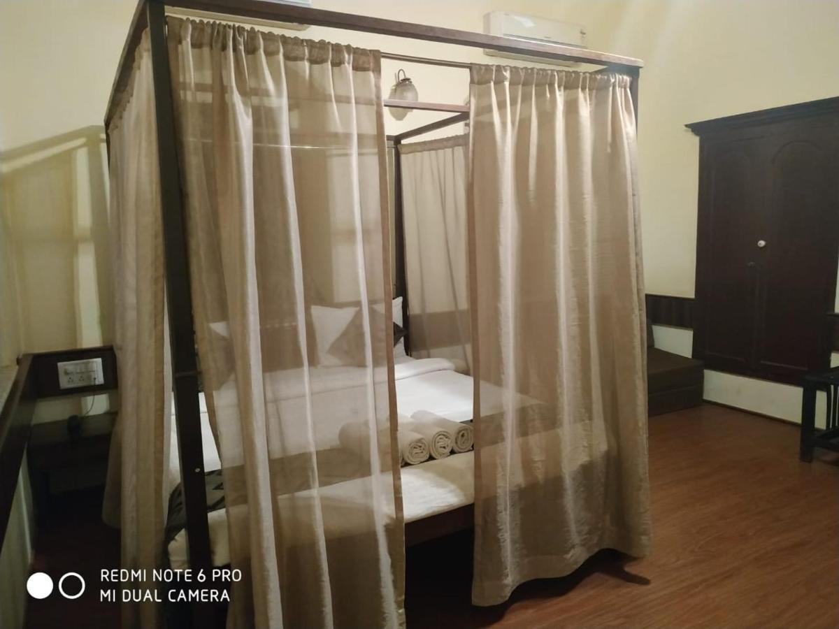 Westend Hotel Matheran Esterno foto