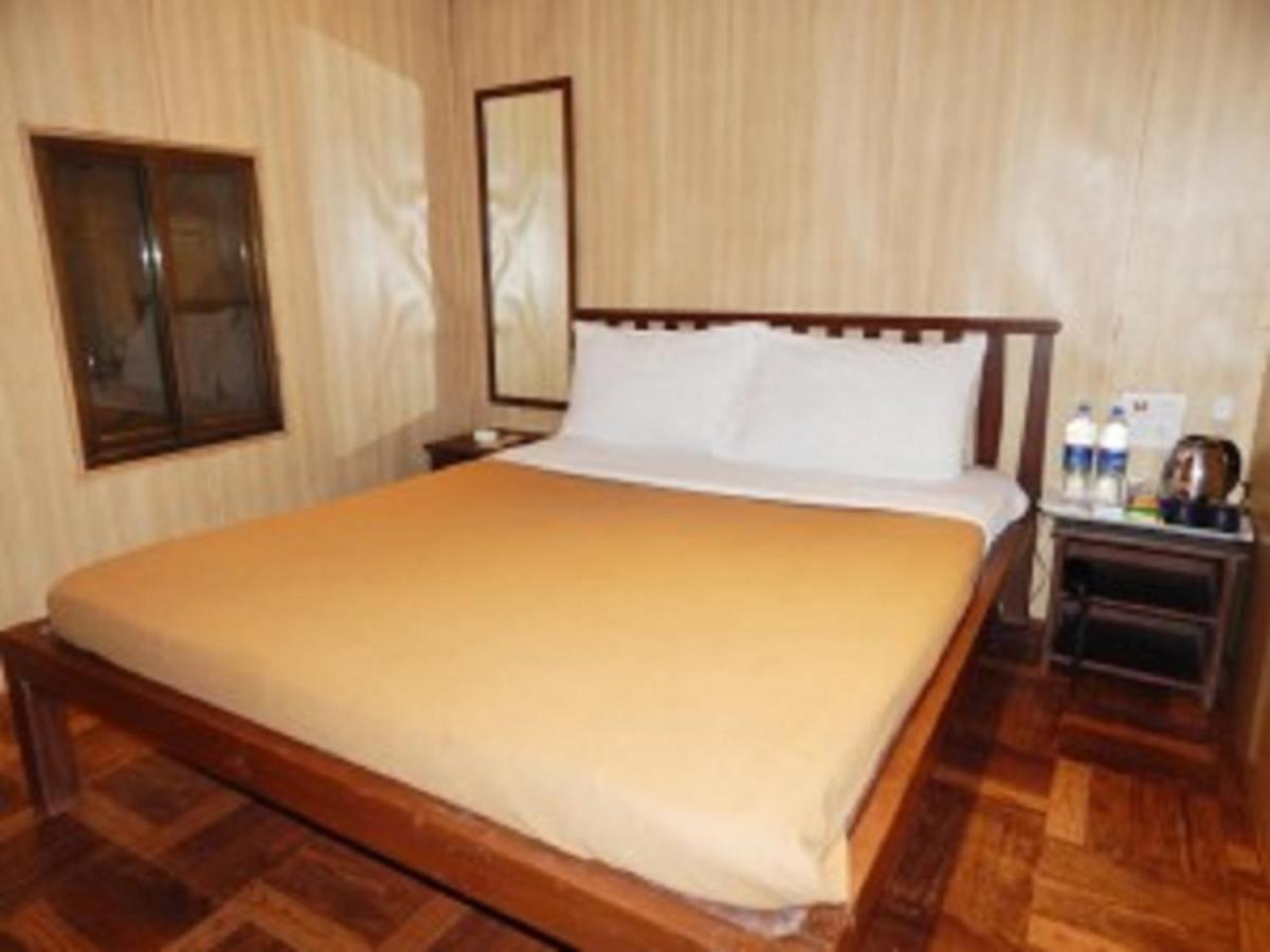 Westend Hotel Matheran Esterno foto