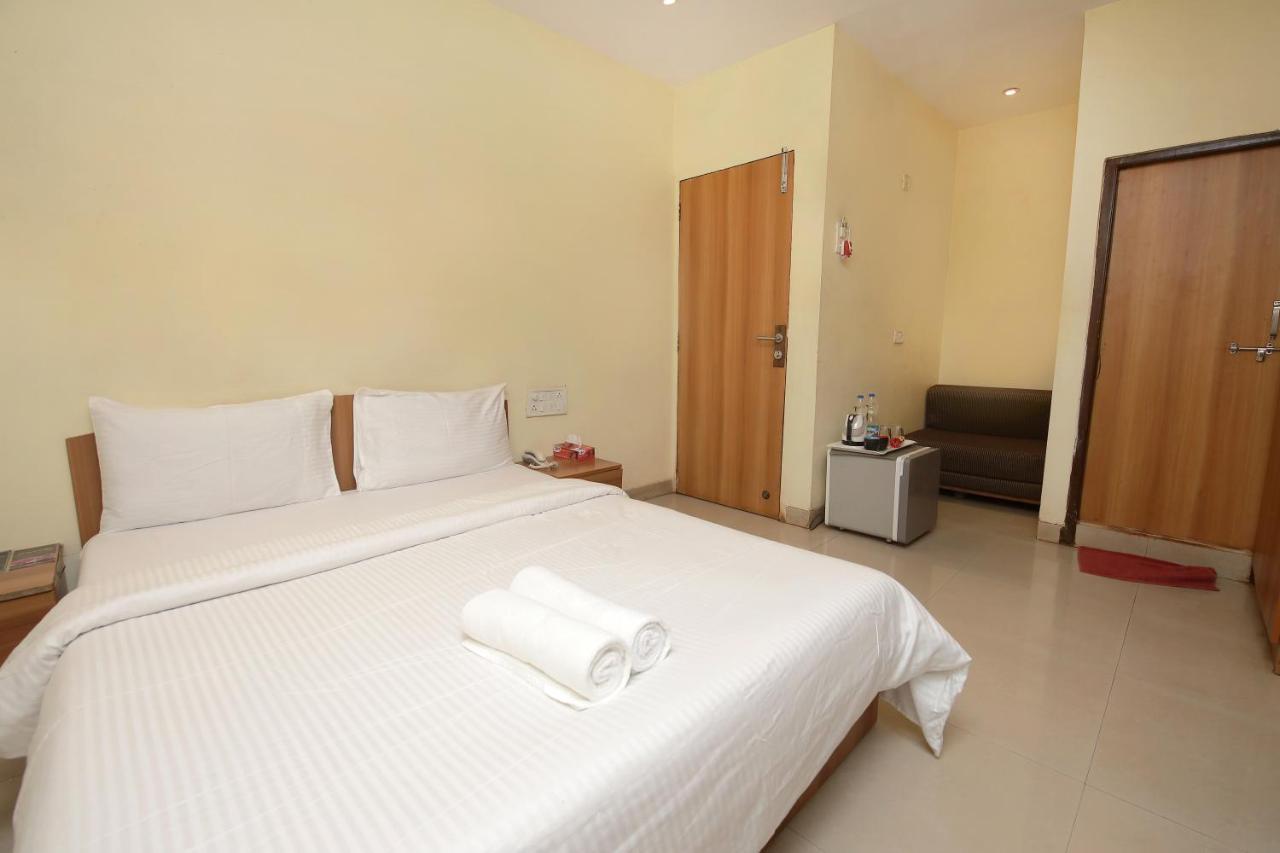 Westend Hotel Matheran Esterno foto