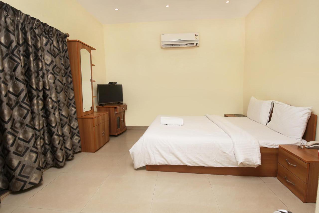 Westend Hotel Matheran Esterno foto