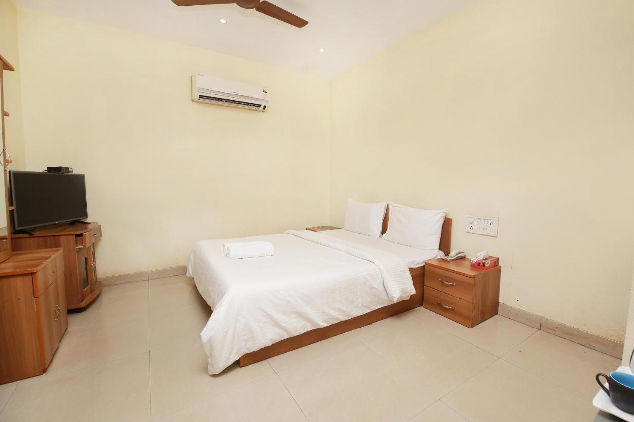 Westend Hotel Matheran Esterno foto