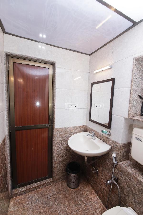 Westend Hotel Matheran Esterno foto