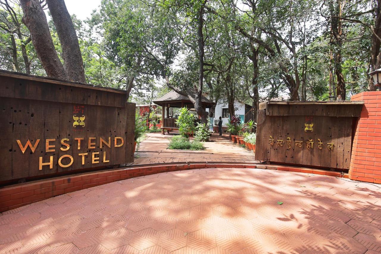 Westend Hotel Matheran Esterno foto
