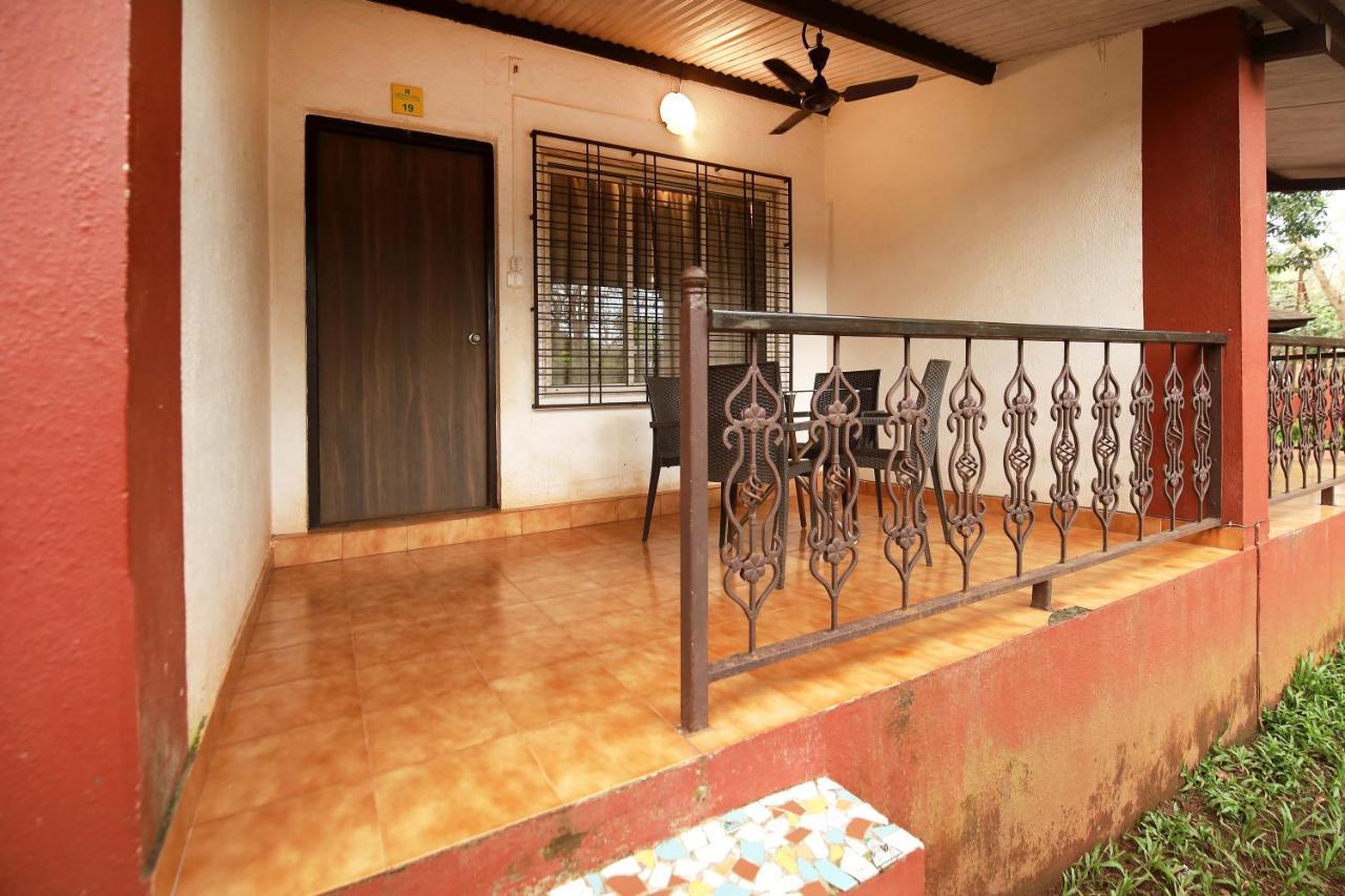Westend Hotel Matheran Esterno foto