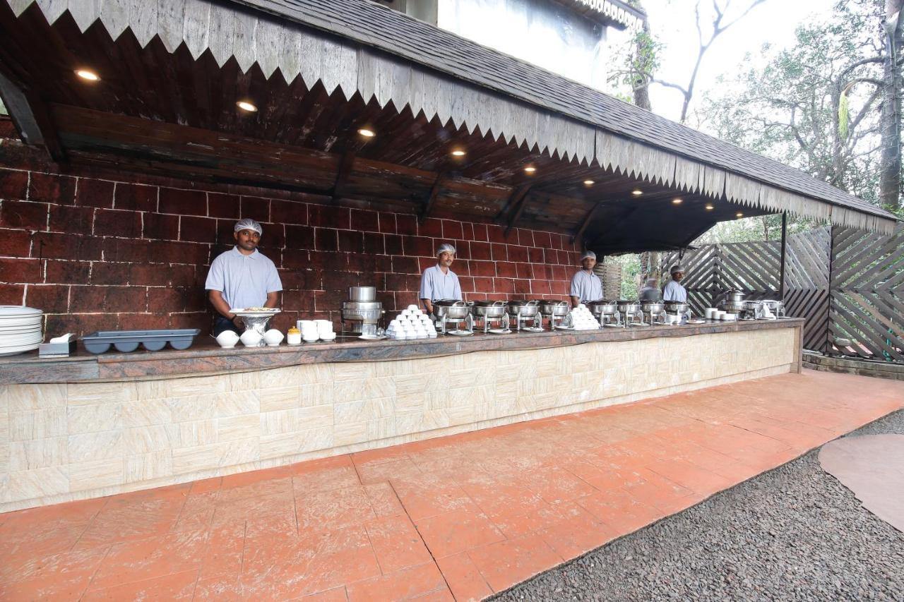 Westend Hotel Matheran Esterno foto